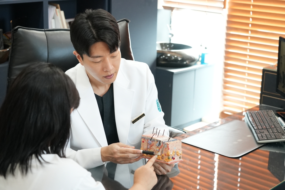 생기한의원 인천점 이원호 원장 진료 모습. 본문의 상황 예시와는 별개입니다.
