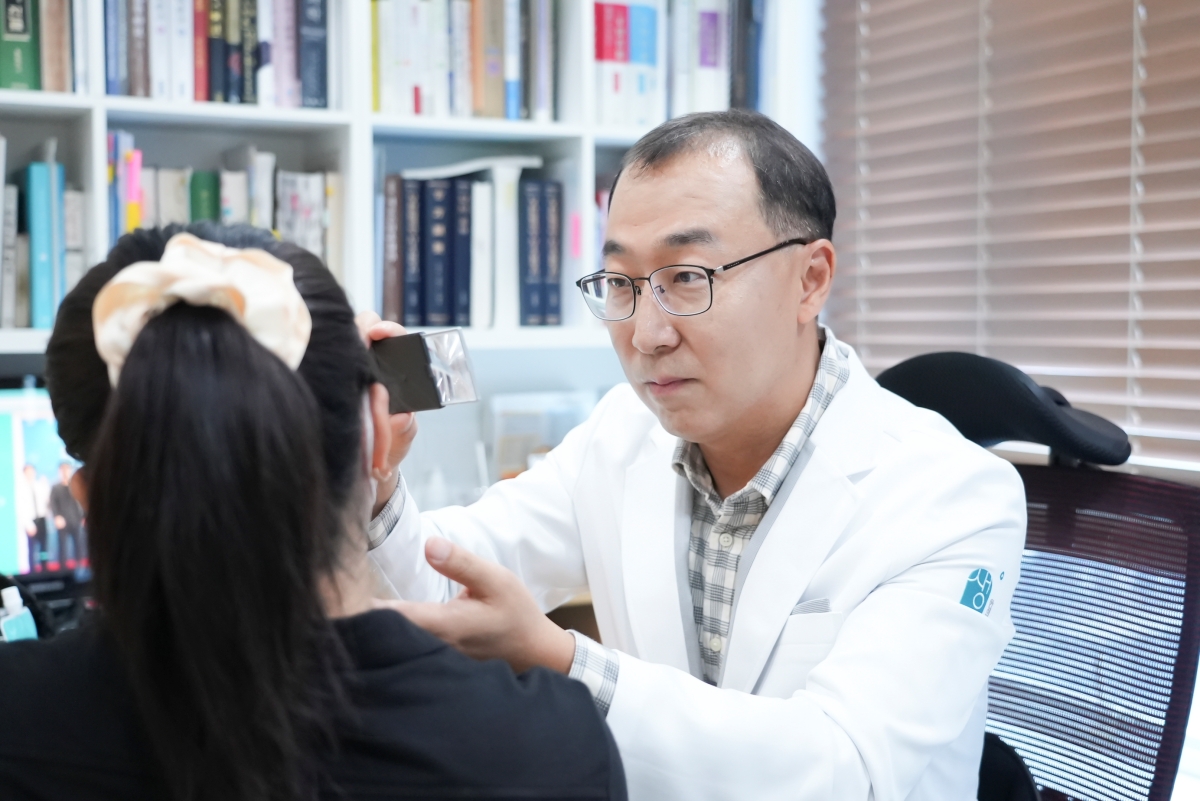 생기한의원 창원점 송성문 원장 진료 모습. 본문의 상황 예시와는 별개입니다.
