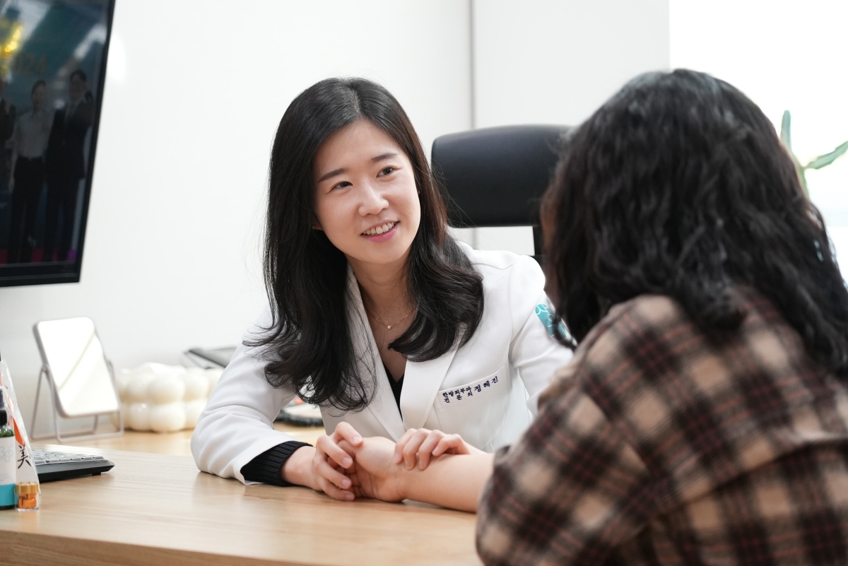 생기한의원 안산점 정혜진 원장 진료 모습. 본문의 상황 예시와는 별개입니다.