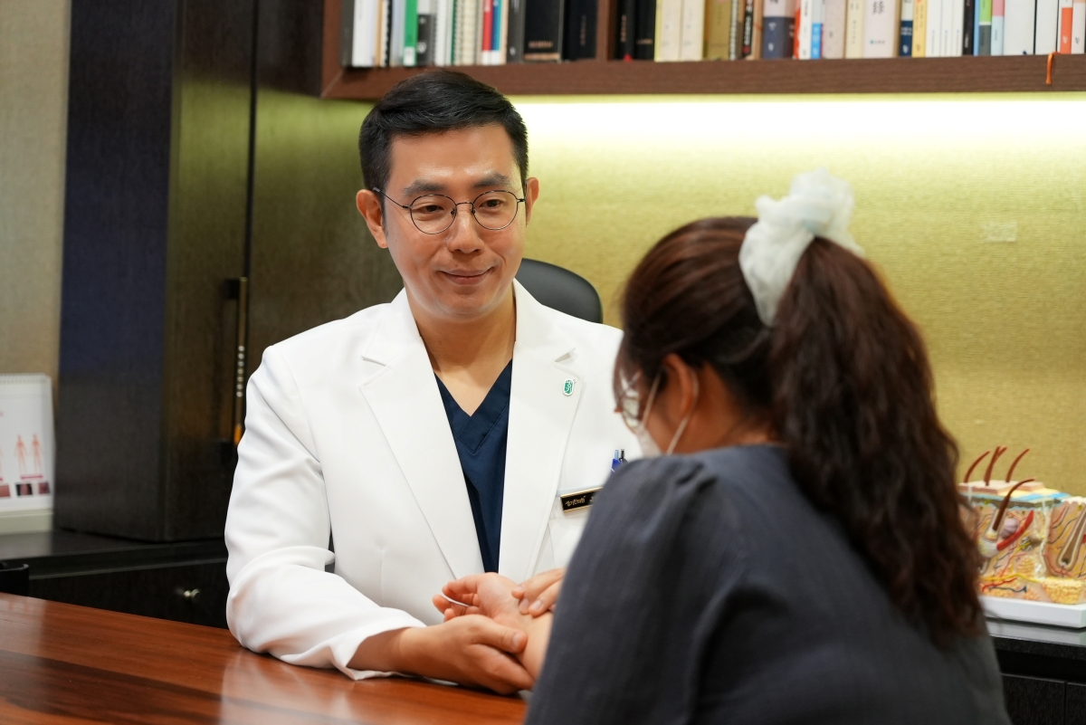 생기한의원 일산점 송요안 원장 진료 모습. 본문의 상황 예시와는 별개입니다.